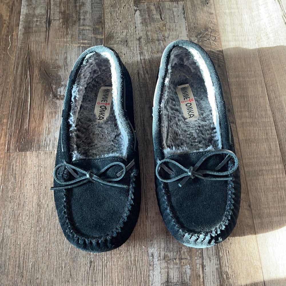 Minnetonka black moccasins ; size: 8 ; condition: *NEW*